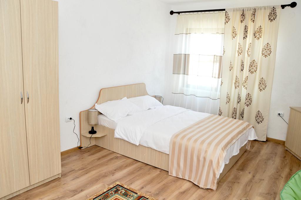 Collias Hotel Horezu Buitenkant foto